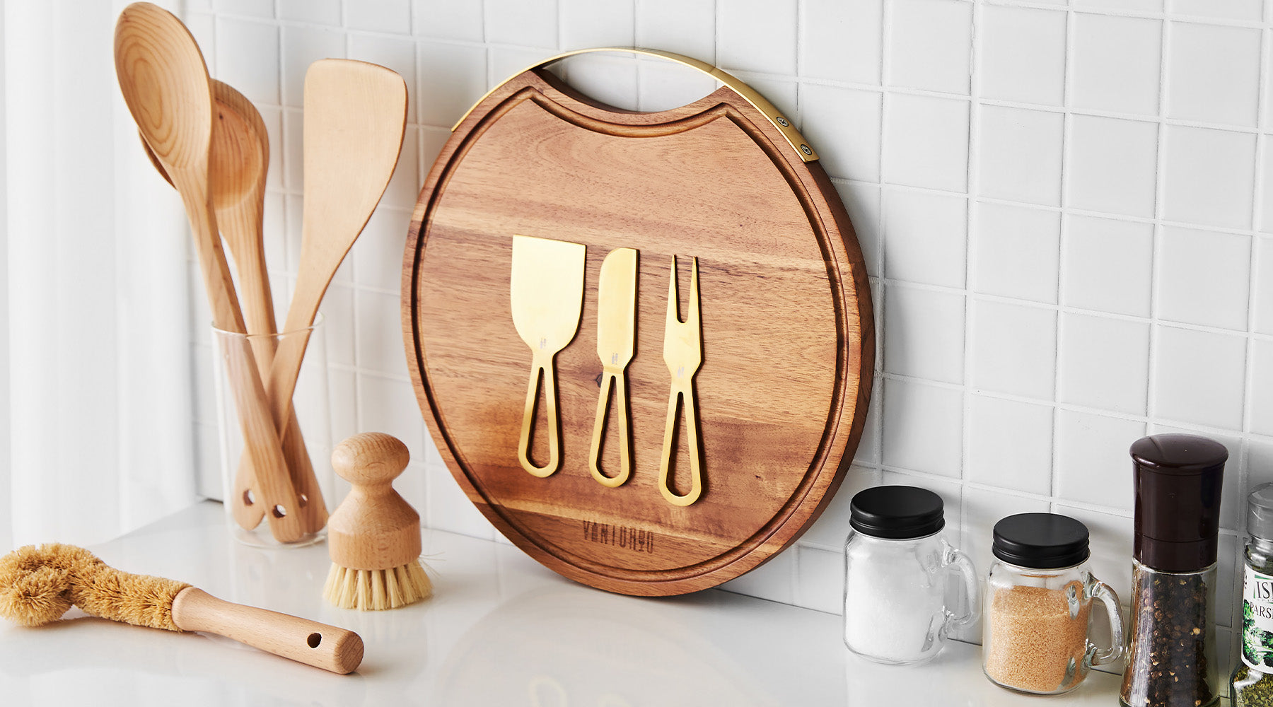 Vintorio Magnetic Cheese Board Set with Gold Stainless Steel Knives