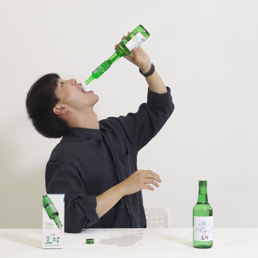 Drinking Straight from the Bottle with the Vintorio Horak Soju Aerator!