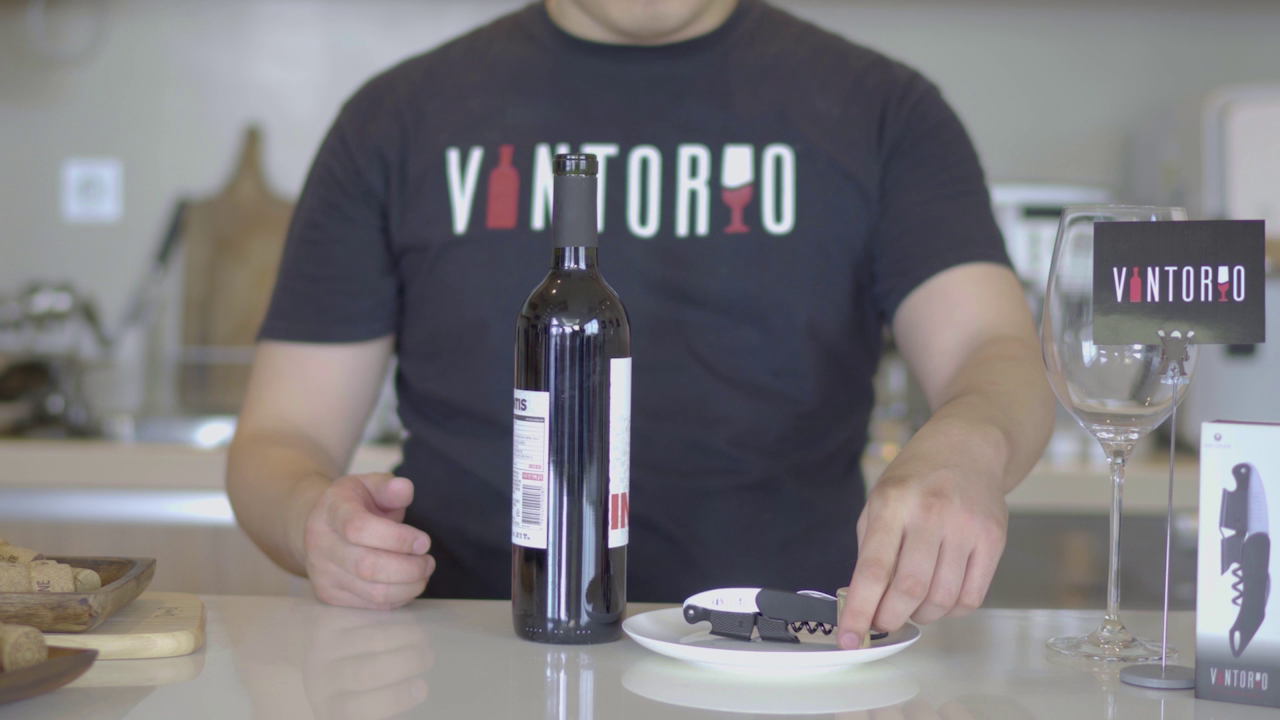 How to Use the Vintorio Waiter's Corkscrew
