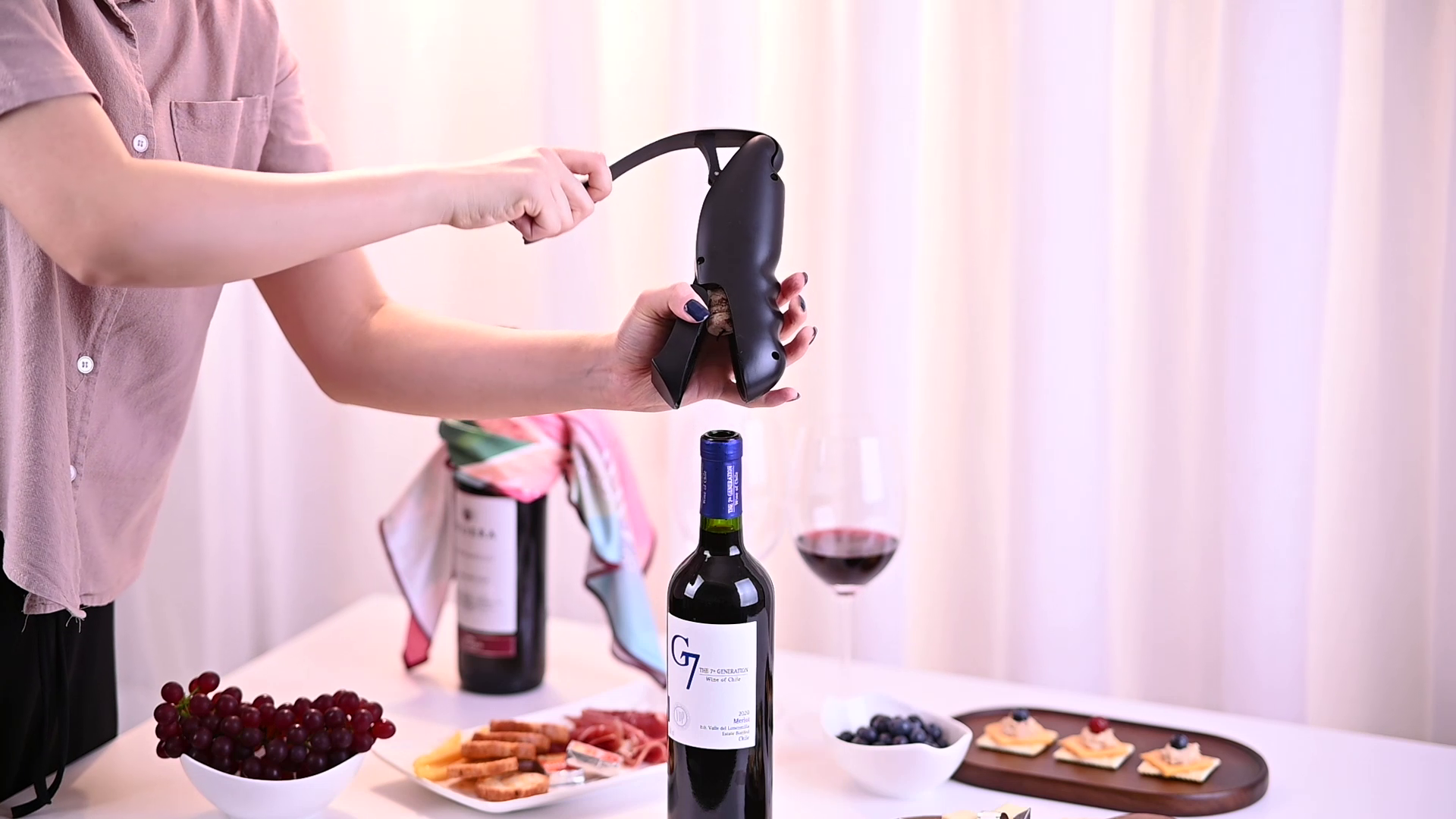How to Open a Wine Bottle with the Vintorio Stiletto Wine Opener